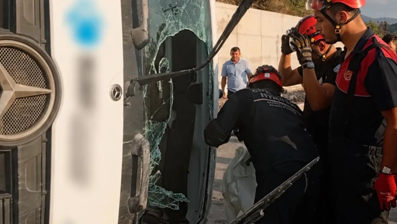 Yalova’da beton mikseri devrildi! Sürücü kabinde sıkıştı