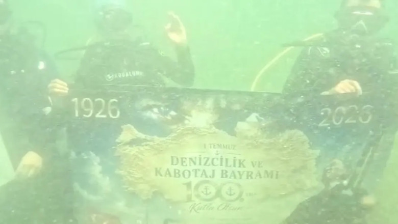 Yalovalı dalgıçlar Kabotaj Bayramı’nı denizin altında bayrak açarak kutladı