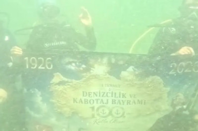 Yalovalı dalgıçlar Kabotaj Bayramı’nı denizin altında bayrak açarak kutladı