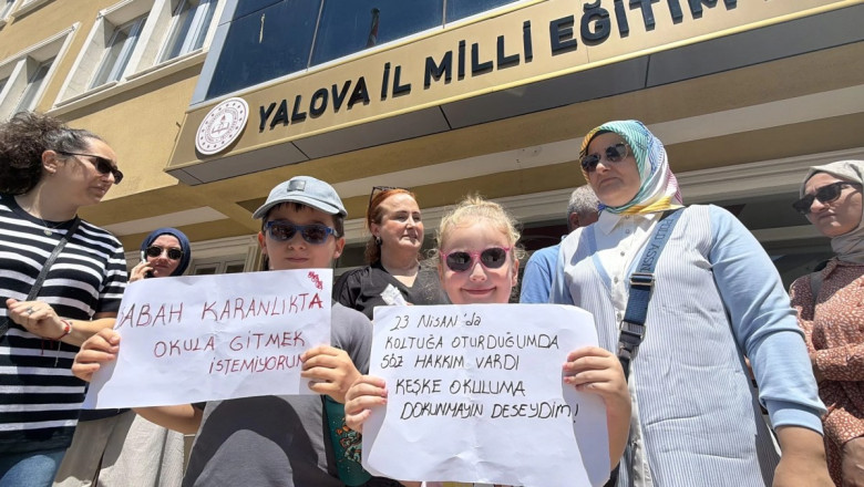 VELİLERDEN MİLLİ EĞİTİM ÖNÜNDE TEPKİ