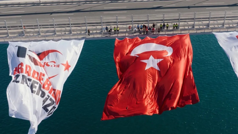 Osmangazi Köprüsü’ne dev Türk bayrağı asıldı