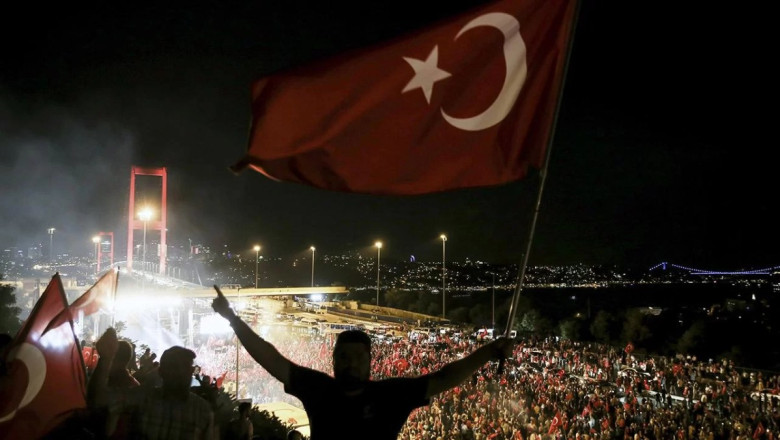 YALOVA’DA DEMOKRASİ NÖBETİ