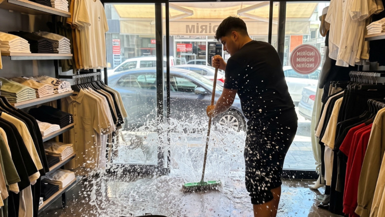 İstanbul Caddesi’nde su patlağı krizi! İşyerlerini su bastı