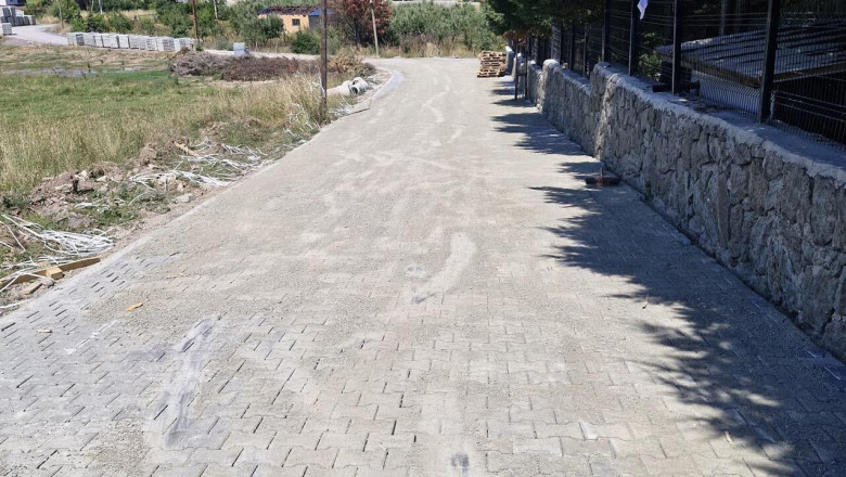 Köy Yollarında Kilitli Parke Çalışmaları Sürüyor
