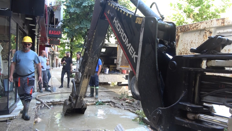 Yalova'da Su Borusu Patladı, 4 İş Yerini Su Bastı
