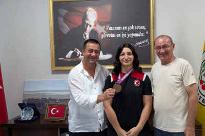 Şampiyon madalya sevincini Canbay ile paylaştı