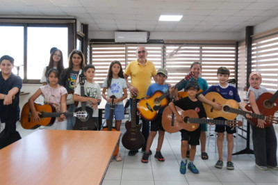 GENÇLER GİTAR KURSUYLA MÜZİĞE ADIM ATIYOR