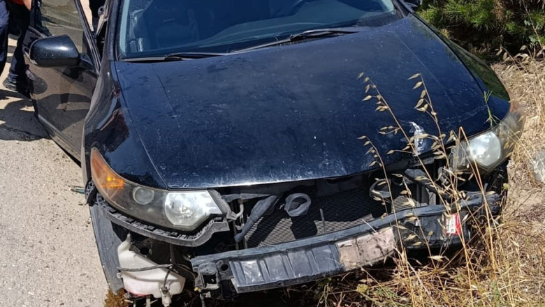 Dursunbey'de Trafik Kazası: Sürücü Sıkıştığı Araçtan Kurtarıldı