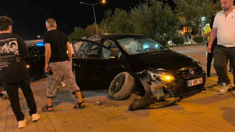 İnegöl'de kontrolden çıkan otomobil 2 araca çarptı; oğlunu gören anne bayıldı