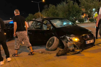 İnegöl'de kontrolden çıkan otomobil 2 araca çarptı; oğlunu gören anne bayıldı