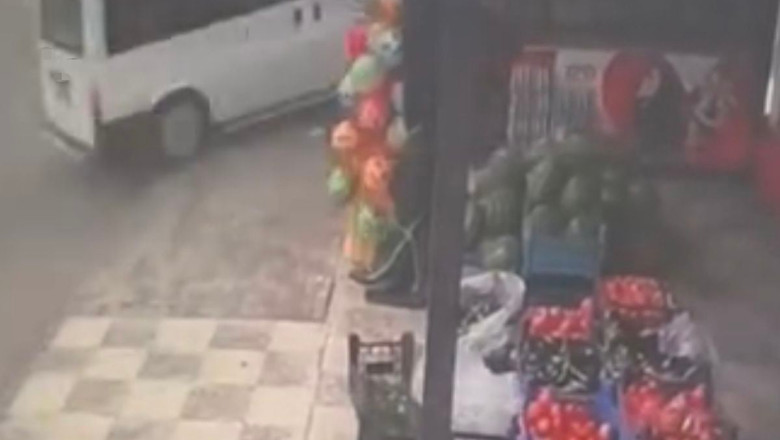 Elazığ'da Minibüs Bahçeye Devrildi