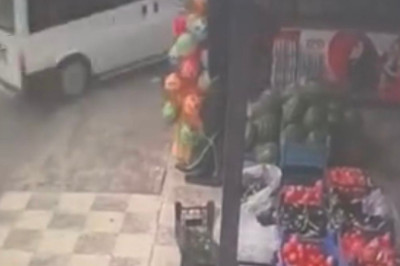 Elazığ'da Minibüs Bahçeye Devrildi