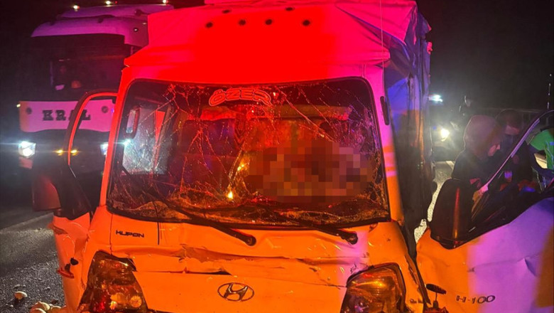 Bozüyük'te Feci Kaza: Kamyonet Otobüse Çarptı, Sürücü Hayatını Kaybetti