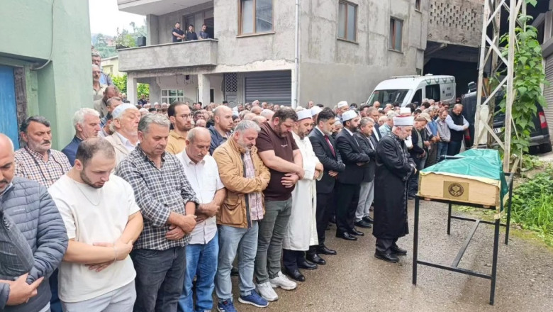 BABASININ CENAZE NAMAZINI BİZZAT KILDIRDI