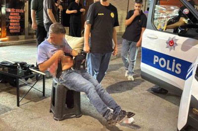 Aksaray'da Bıçaklı Yaralama: Şüpheli Kaçtı, Yaralı Soyunup Polise Direnç Gösterdi