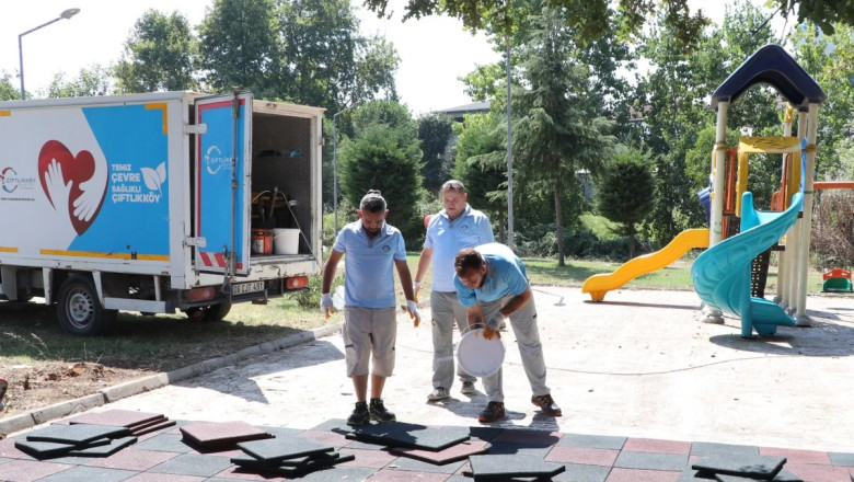 ÇİFTLİKKÖY’DE ÇOCUK PARKLARI BAKIMDAN GEÇİYOR