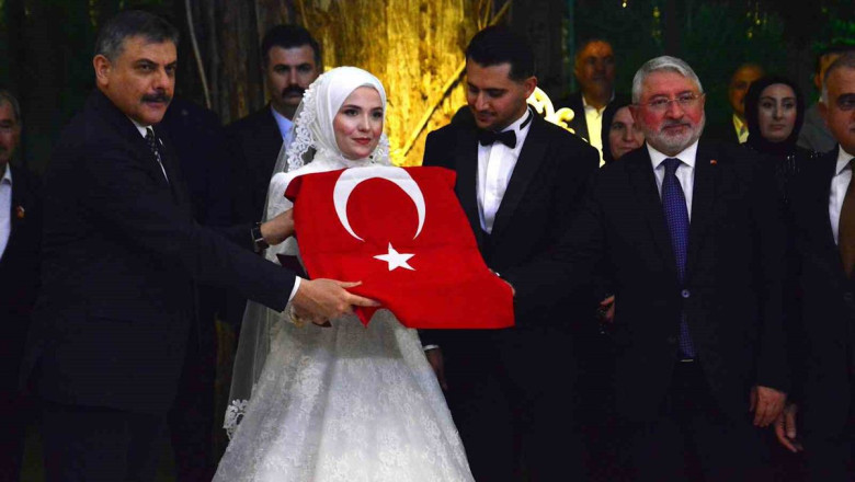 Bakan Çiftçi nikah şahidi oldu: Üç çocuk bekliyoruz