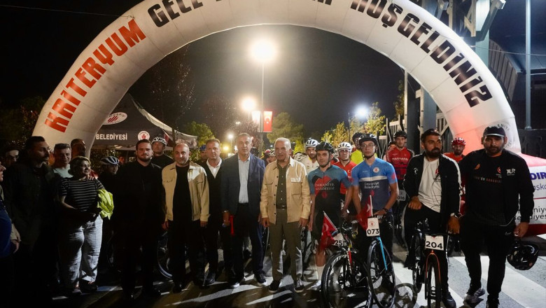 Ümraniye'de Gece Bisiklet Yarışı Heyecanı