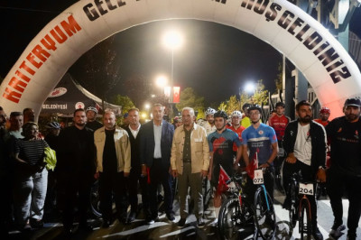 Ümraniye'de Gece Bisiklet Yarışı Heyecanı