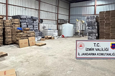 İzmir'de 5 bin 100 litre etil alkol ele geçirildi, 2 şüpheli gözaltına alındı