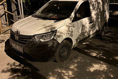 Kamyonet çift taraflı park edilen yolda bir araca çarpıp, bir otomobilin de aynasını kırdı