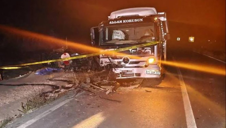 Konya Yalıhüyük'te otomobil kamyonla çarpıştı, 16 yaşındaki çocuk öldü, 1 kişi yaralandı