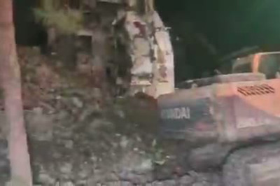 Küçükçekmece'de yıkımı süren 8 katlı binada çökme, 2 kişi yaralandı
