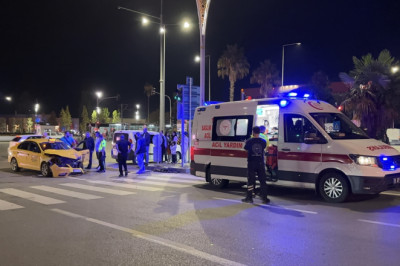 Samsun İlkadım'da iki ticari taksi çarpıştı, sürücüler yaralandı