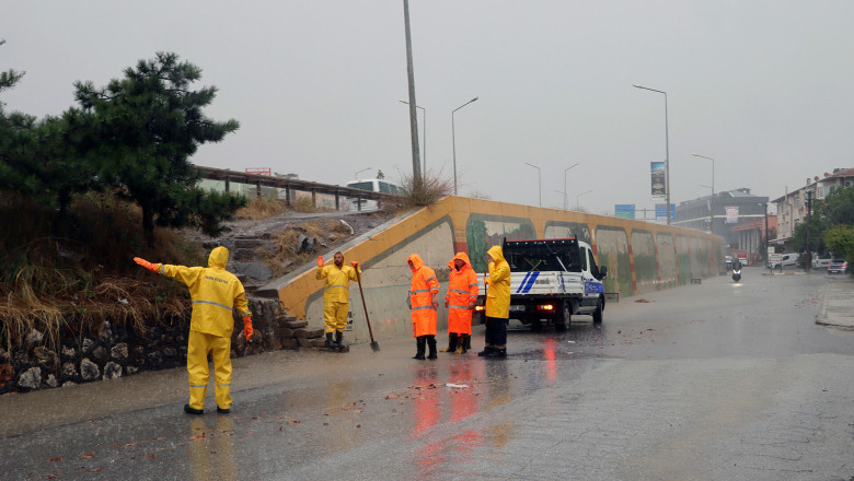 Yalova’da Yağmur Sularının Tahliyesi İçin Çalışma