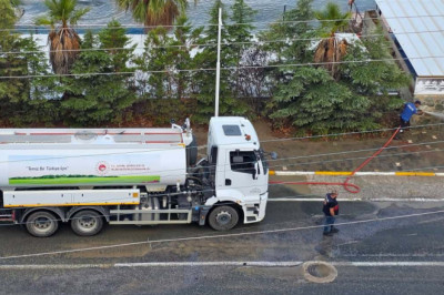 ESENKÖY’DE YAĞIŞ SONRASI YOLLAR YIKANIYOR