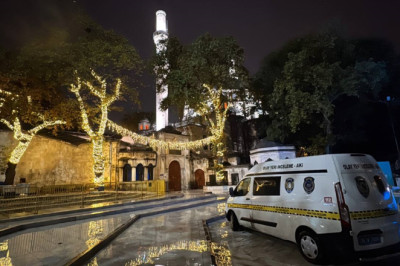 Eyüpsultan Camisi'nde kavgayı ayırmak isteyen şüpheli havaya 4 el ateş etti