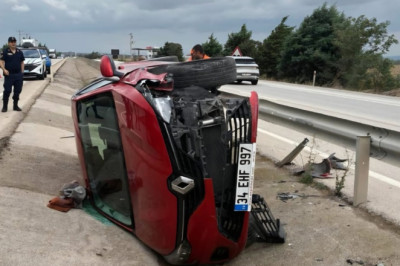 Bursa Karacabey'de otomobil yoldan çıkarak kanala düştü, 1 kişi yaralandı