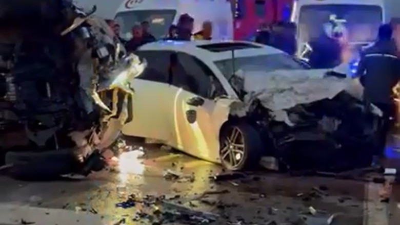 Aksaray'da iki otomobil kafa kafaya çarpıştı, 2 sürücü ağır yaralandı