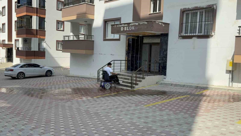 Furkan Ulusoy, Kadirli'de depremde rampasız apartmanda asansöre mecbur kaldı