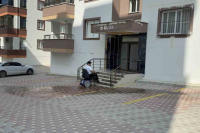 Furkan Ulusoy, Kadirli'de depremde rampasız apartmanda asansöre mecbur kaldı