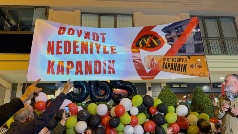 Üsküdar'da McDonald's eylemi 365. gününde sürdü, zabıtalar şubeye 3 gün süre verdi