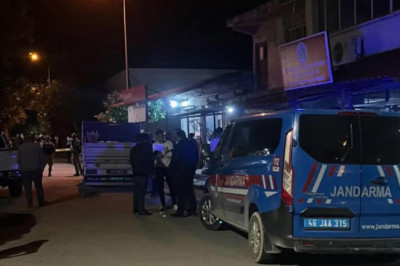 Kavga eden akrabalarını ayırmak isteyen polis memuru canından oldu